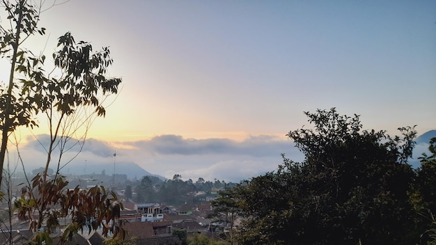 La niebla recorre la ciudad.