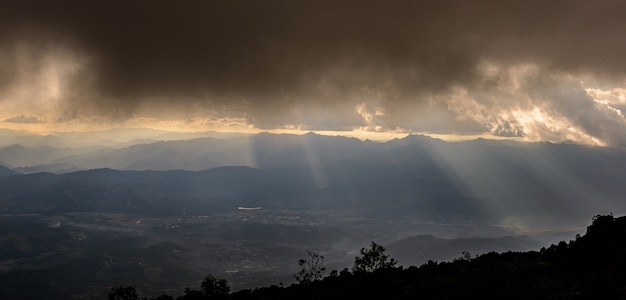 Niebla sobre la montaña, vista panorámica del atardecer desde Doi Inthanon