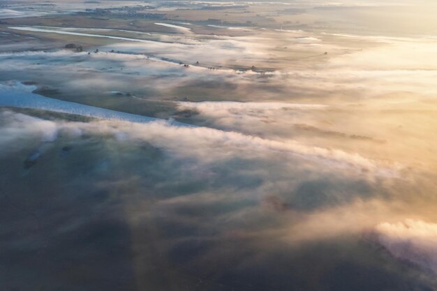 Foto niebla sobre el río al amanecer vista de arriba