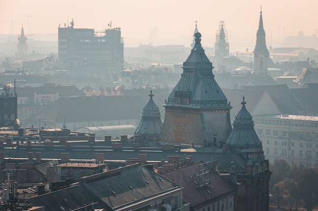 Niebla vista de la azotea del centro histórico de la ciudad de Budapest, Hungría