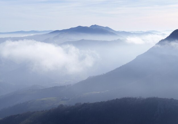 Nieblas en Euskadi Nieblas y nubes por la mañana en las montañas de Euskadi