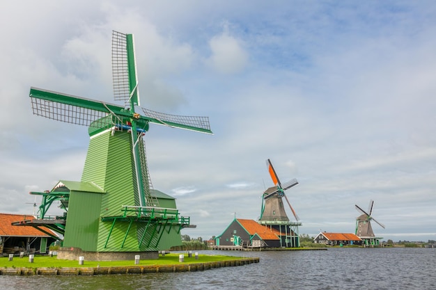 Niederländische Vintage-Windmühlen am Flussufer