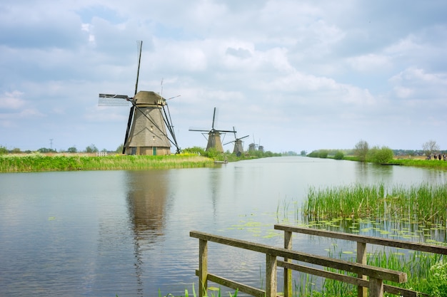 Niederländische Windmühlen am Flussufer, Kinderdijk, Holland