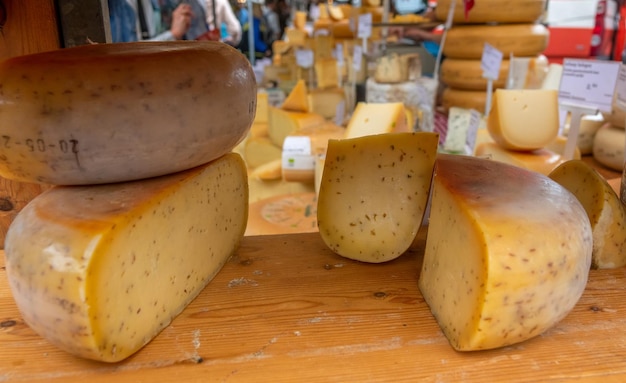 Niederlande. Bauernmarkt in Amsterdam. Viele Käsesorten