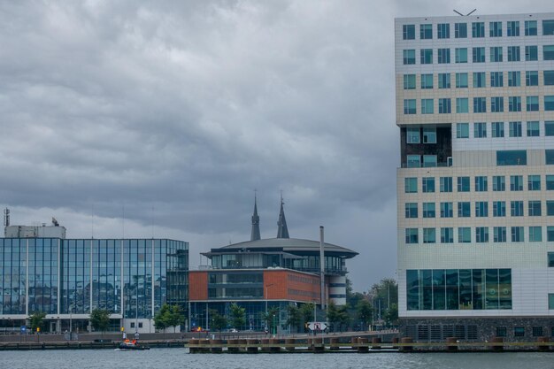 Niederlande Bewölkter Tag in Amsterdam Moderne Gebäude an der AJ-Uferpromenade
