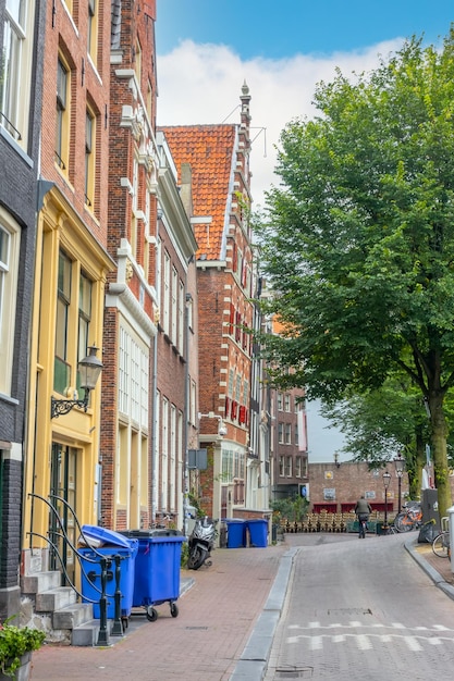 Niederlande. Sommerstraße von Amsterdam. Typisches Haus mit ua schräger Fassade