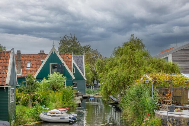 Niederlande Sommertag in Zaandam Niederländische Landhäuser und Boote an einem Kanal statt an einer Straße