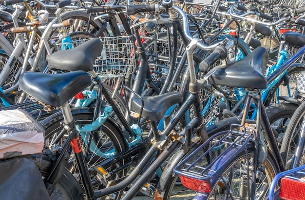 Niederlande Sonniger Tag auf dem Fahrradparkplatz in Amsterdam Viele alte und neue Fahrräder