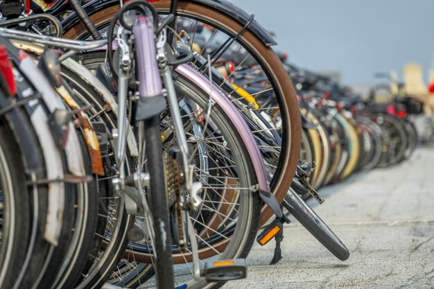 Niederlande Viele abgestellte Fahrräder auf einem Fahrradparkplatz im Freien in der Nähe des Amsterdamer Hauptbahnhofs