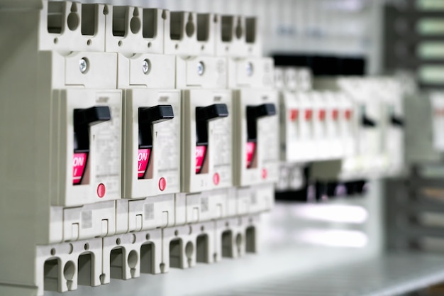 Foto niederspannungsbox. unterbrechungsfreie stromversorgung. elektrische energie mit magnetrelaisschalter.