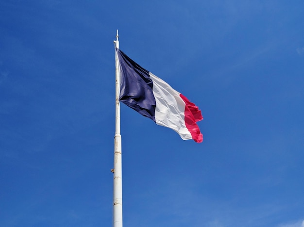 Niederwinkelansicht der französischen Flagge gegen den blauen Himmel