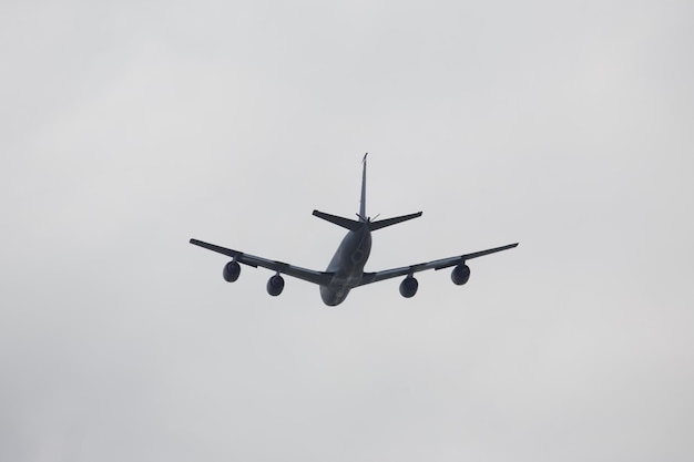 Niederwinkelansicht eines Flugzeugs, das am Himmel fliegt