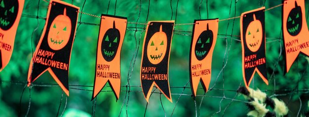 Foto niedliche halloween-dekorationen, die an einem baum im wald hängen, um halloween zu feiern