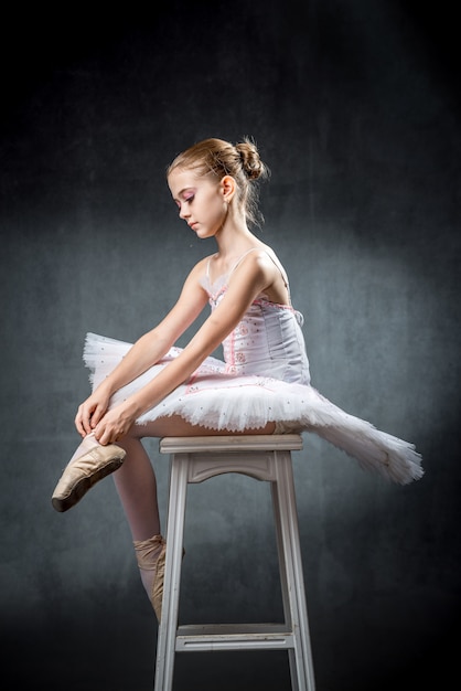 Niedliche kleine Ballerina, die im Studio tanzt