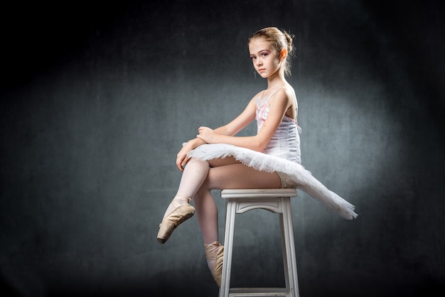 Niedliche kleine Ballerina, die im Studio tanzt