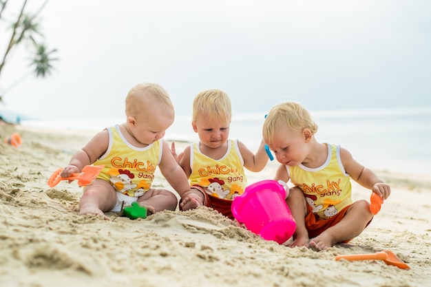 Niedliche Kleinkindjungen, die Spaß am Strand haben