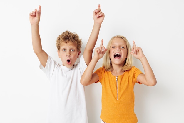 Niedliche Vorschulkinder Freizeitkleidung posiert Emotionen Studio isoliert Hintergrund unverändert