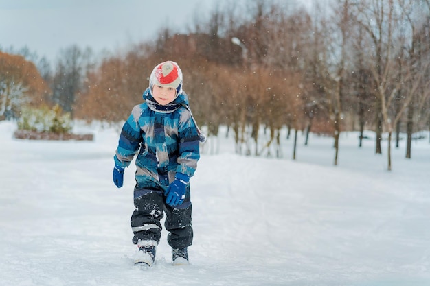 Niedlicher kaukasischer Junge im Park Konzept für Winteraktivitäten Bild einer glücklichen Kindheit mit selektivem Fokus