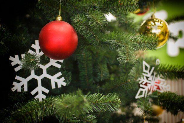 Niedrige Kugeln, Schneeflocke auf einem Weihnachtsbaum