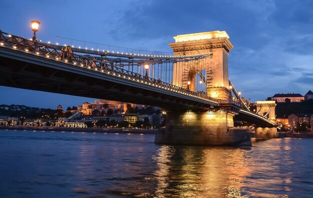 Niedrige Winkelsicht der Kettenbrücke in Budapest