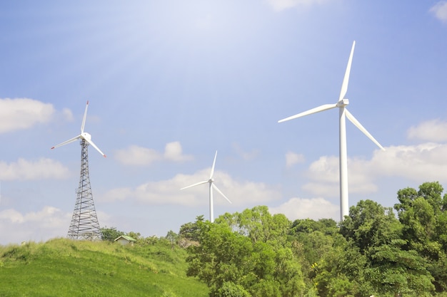 niedrige Winkelsicht der Windkraftanlage gegen teils bewölkten blauen Himmel