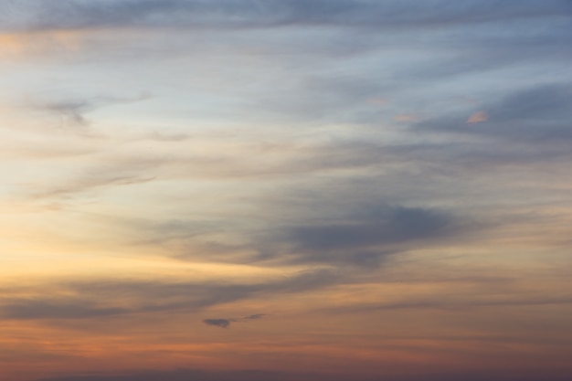 Niedrige Winkelsicht des Himmels bei Sonnenuntergang