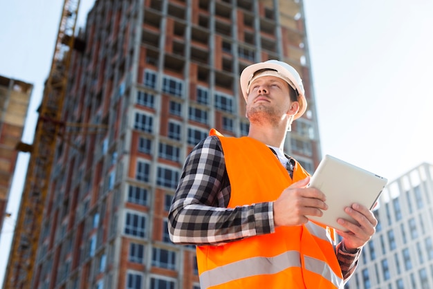 Niedrige Winkelsicht des mittleren Schusses des Ingenieurs Tablette halten