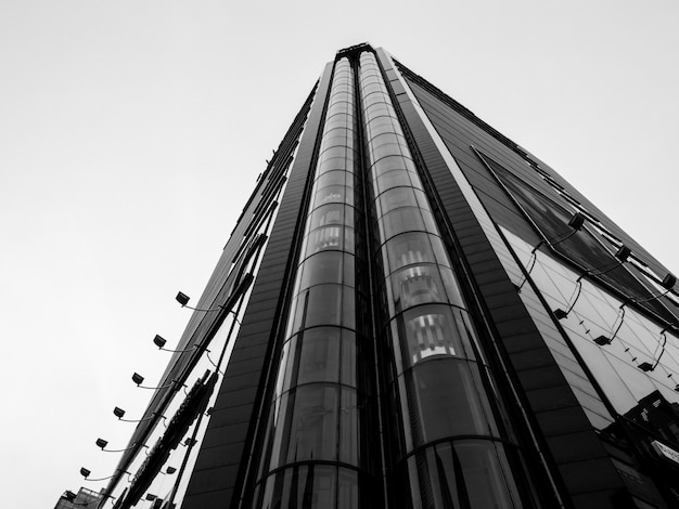 Niedrige Winkelsicht des Wolkenkratzers mit Aufzügen in der Front