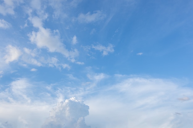 Niedrige Winkelsicht von Wolken im Himmel