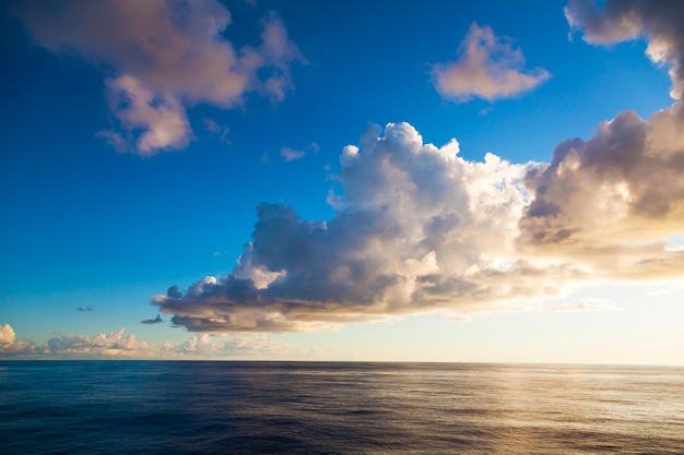 Niedrige Wolken im Atlantischen Ozean Landschaft aus Wolken und Ozean