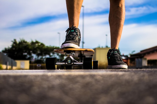 Foto niedriger abschnitt des mannes skateboarding