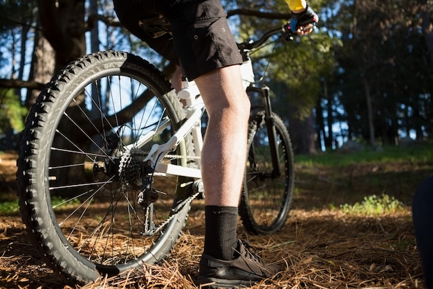 Niedriger Abschnitt des Mountainbikers des männlichen Mannes, der Fahrrad fährt