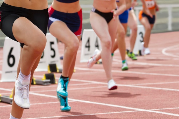 Niedriger Abschnitt des Sprints von weiblichen Athleten