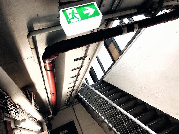 Foto niedriger blickwinkel auf beleuchtete stufen