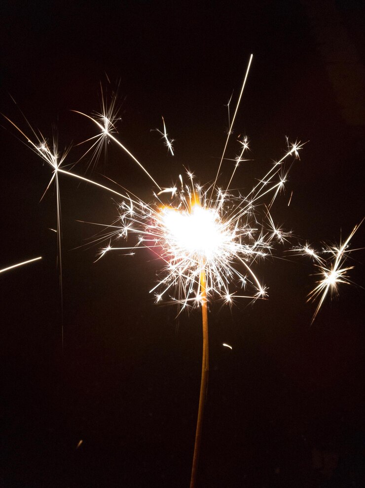 Foto niedriger blickwinkel auf das feuerwerk in der nacht