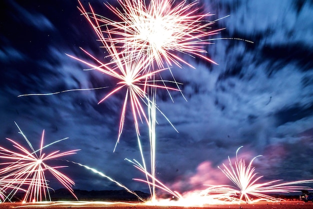 Foto niedriger blickwinkel auf das feuerwerk in der nacht