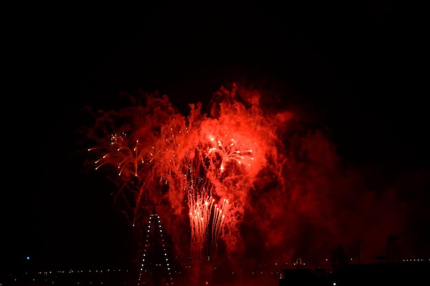 Foto niedriger blickwinkel auf das feuerwerk in der nacht