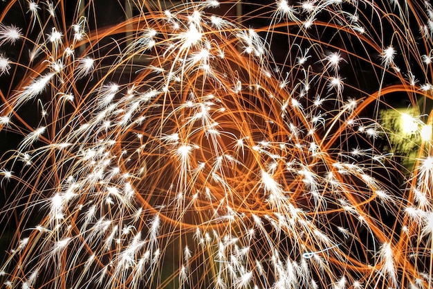 Foto niedriger blickwinkel auf das feuerwerk in der nacht