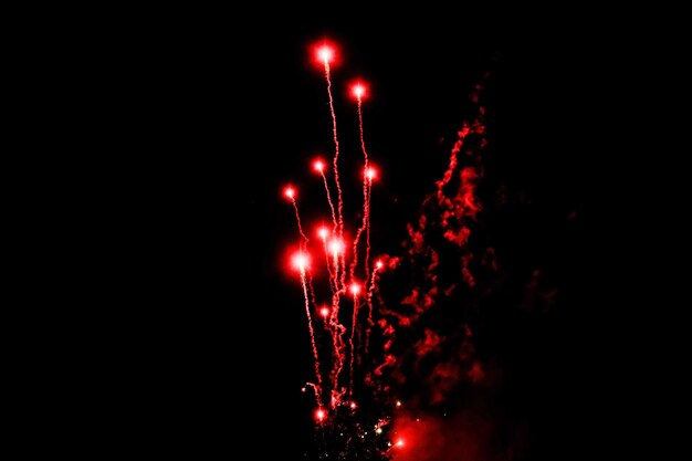 Foto niedriger blickwinkel auf das feuerwerk in der nacht