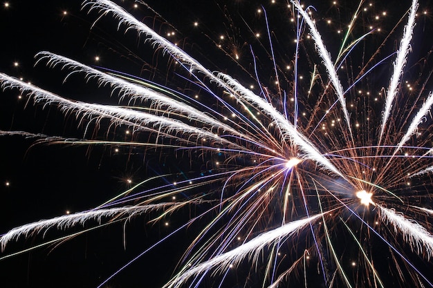 Niedriger Blickwinkel auf das Feuerwerk in der Nacht