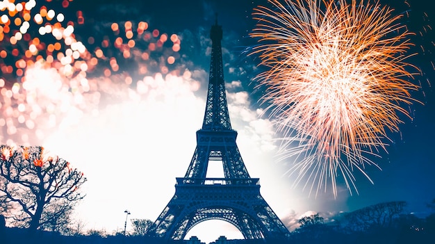 Niedriger Blickwinkel auf das Feuerwerk in der Nacht
