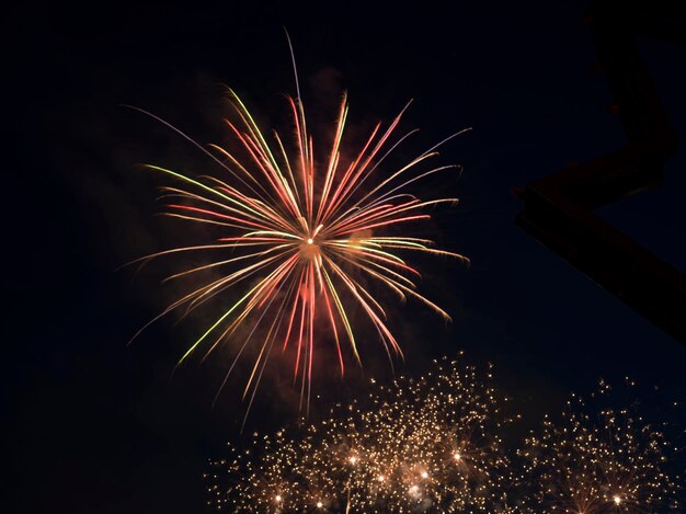 Foto niedriger blickwinkel auf das feuerwerk in der nacht