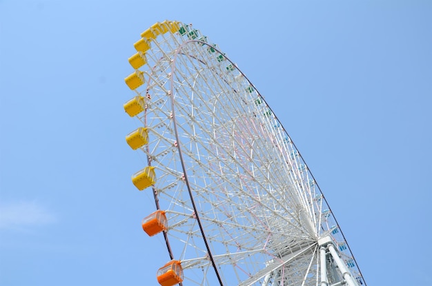 Niedriger Blickwinkel auf das Riesenrad gegen den Himmel