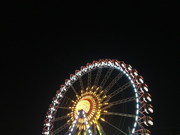 Niedriger Blickwinkel auf das Riesenrad