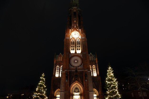 Foto niedriger blickwinkel auf den beleuchteten uhrturm in der nacht