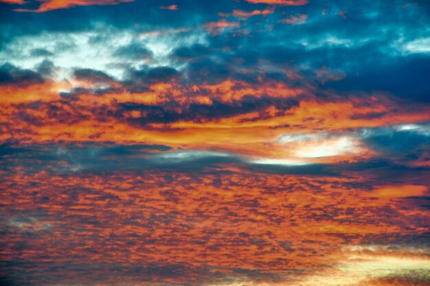 Foto niedriger blickwinkel auf den bewölkten himmel bei sonnenuntergang.