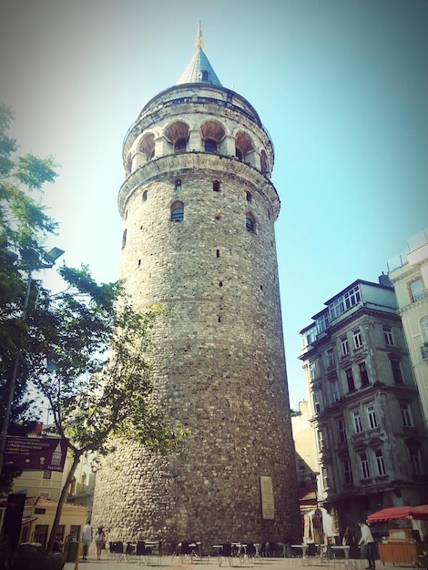 Foto niedriger blickwinkel auf den galata-turm gegen den himmel