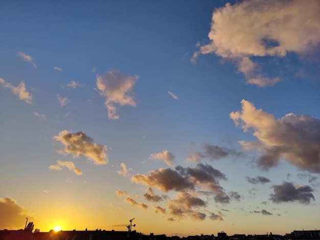 Niedriger Blickwinkel auf den Himmel bei Sonnenuntergang