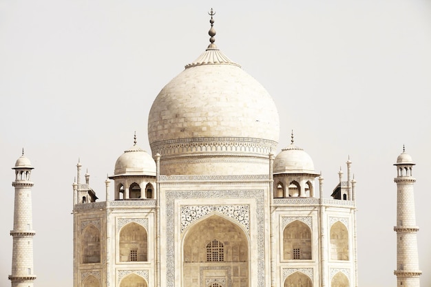 Niedriger Blickwinkel auf den Taj Mahal vor klarem Himmel an einem sonnigen Tag