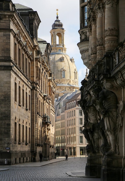 Niedriger Blickwinkel auf historische Gebäude in der Stadt
